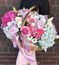 Композиция солнечный день в Карачеве Цветочная композиция из Розы, Хризантемы, Пионы и Лизиантусы в корзине в Карачеве