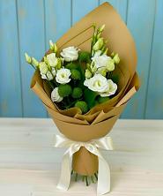 Букет цветов из:  Хризантемы и Лизиантусы в Карачеве