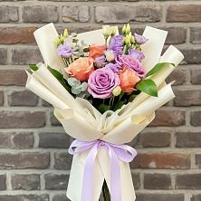 Букет цветов из:  Лизиантусы и Розы в Карачеве